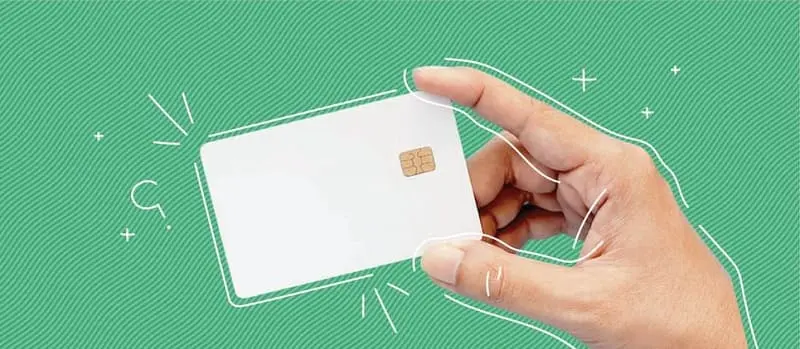 carte de crédit en main